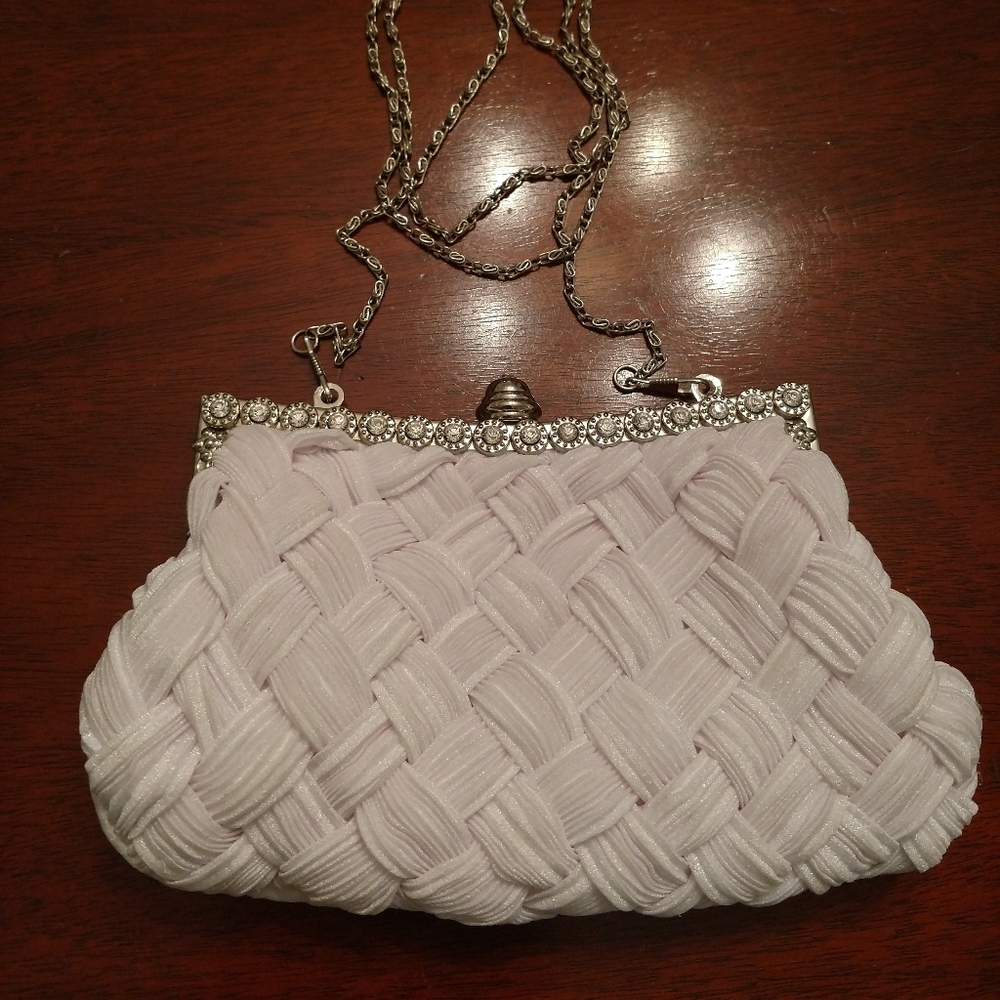 White fabric clutch bag with shoulder chain